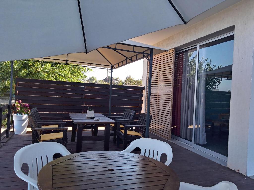 Balkón nebo terasa v ubytování ARIADNIS 3 BEDs apt