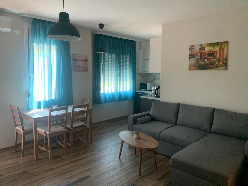 uma sala de estar com um sofá e uma mesa em Verona Apartment em Sandanski