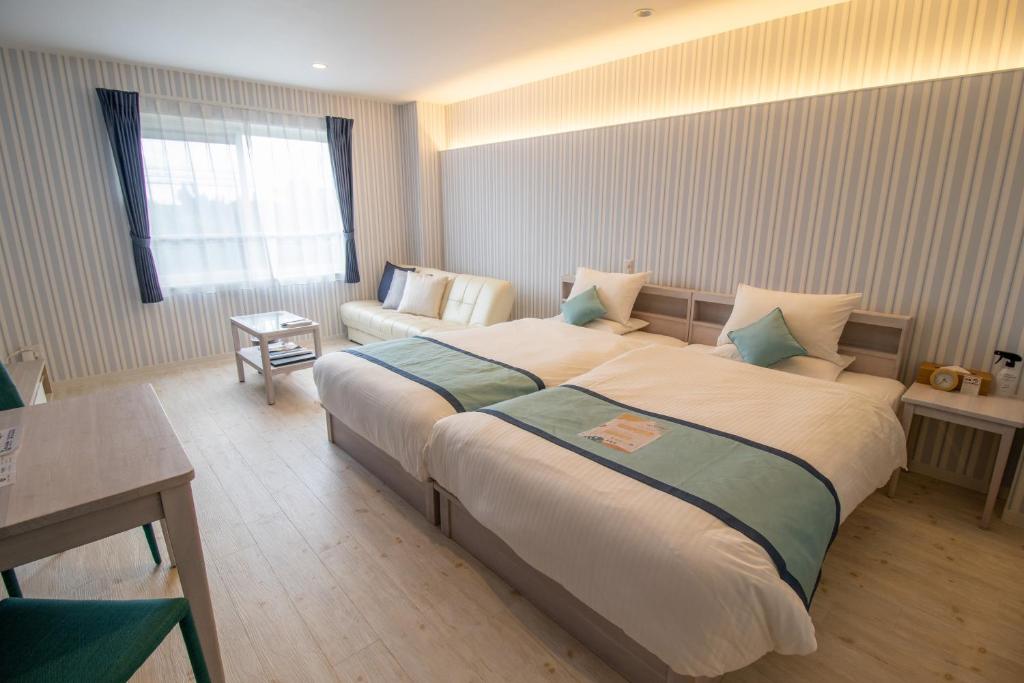 Postel nebo postele na pokoji v ubytování Pine Hills Hotel Miyakojima