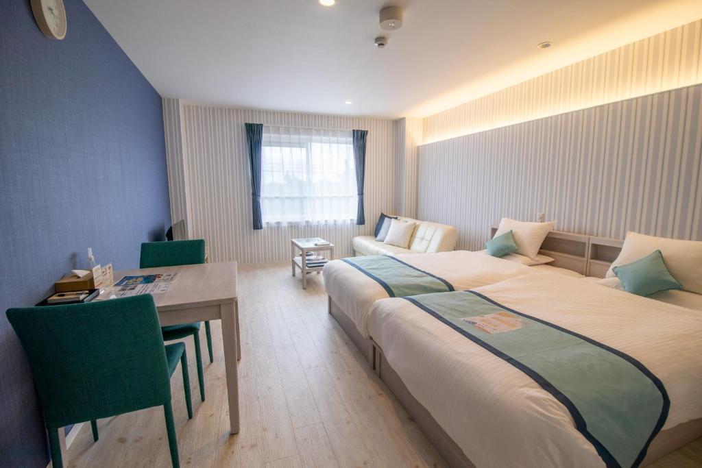 Postel nebo postele na pokoji v ubytování Pine Hills Hotel Miyakojima