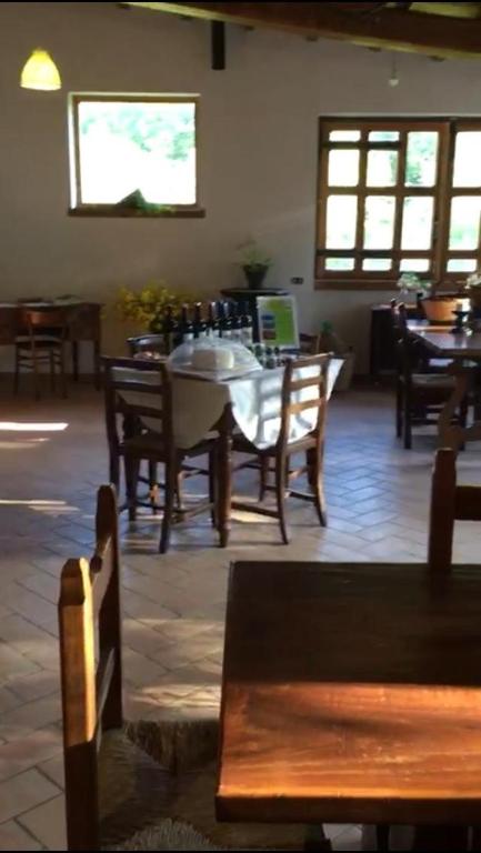 Reštaurácia alebo iné gastronomické zariadenie v ubytovaní Il Casale del Popolo