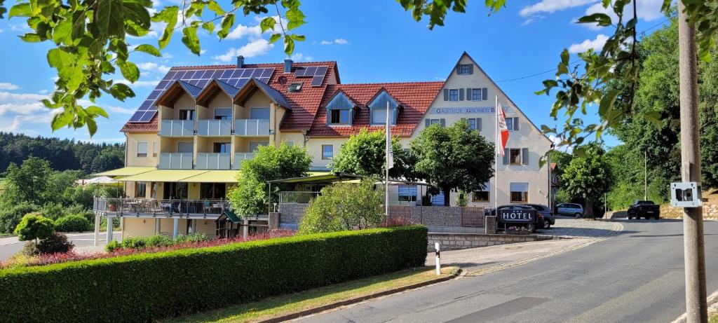 une maison avec un toit solaire dans une rue dans l'établissement Landhotel-Gasthof Grüner Baum, à Hersbruck