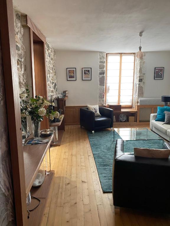 un salon avec un canapé et une table dans l'établissement charmant appartement Annecy, à Annecy