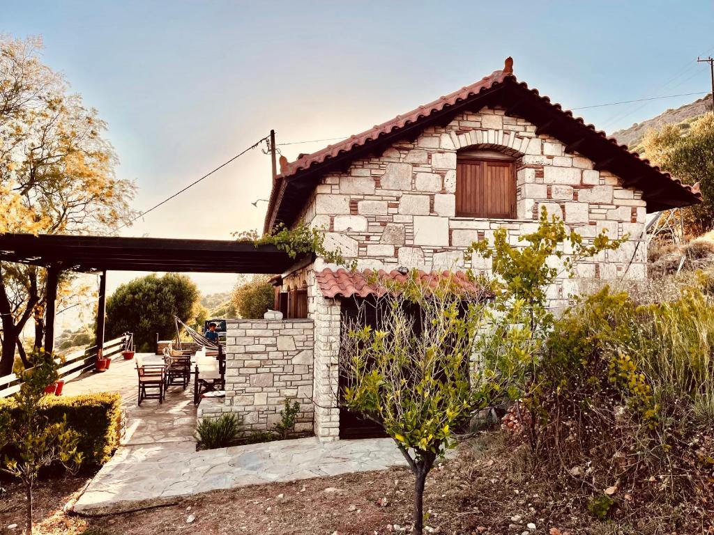 una casa de piedra en medio de un jardín en Villa Margarita, en Samos