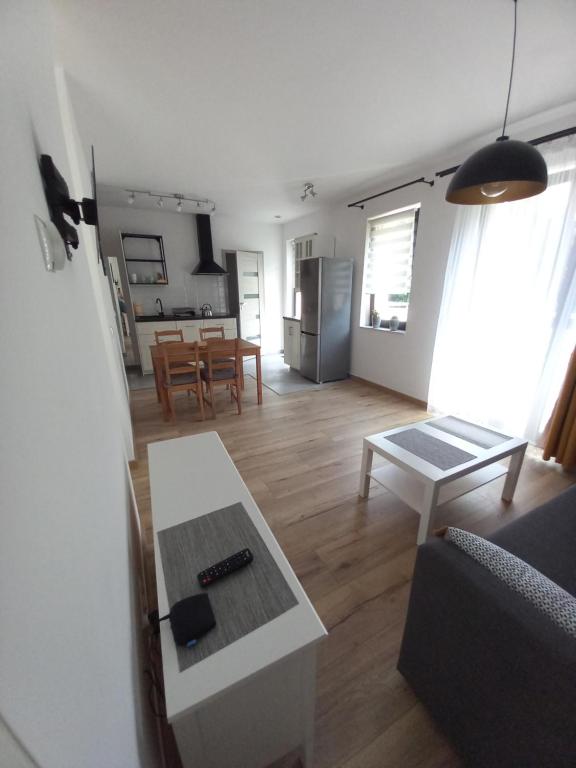 Televízia a/alebo spoločenská miestnosť v ubytovaní Apartament przy Obozie