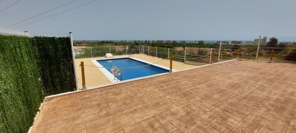 Bazén v ubytování CALA HOUSE II Luminoso adosado con vistas,piscina comunitaria y parking incluido nebo v jeho okolí