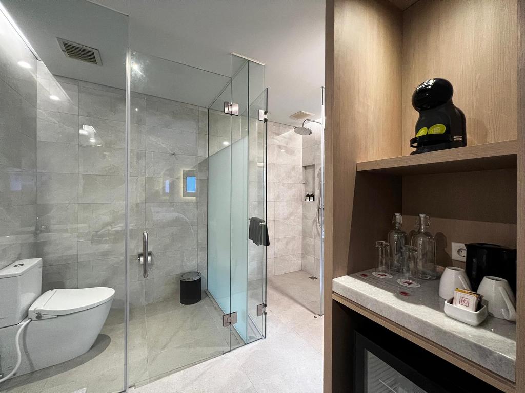 Koupelna v ubytování Ra Suites Simatupang