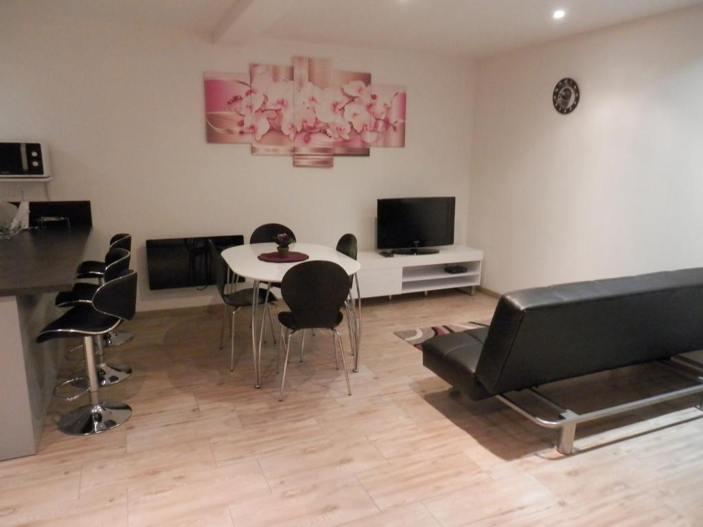 salon ze stołem i krzesłami w obiekcie CHALET INDIVIDUEL TRES ENSOLEILLE AU CALME VUE IMPRENABLE w mieście Saint-Étienne-de-Tinée