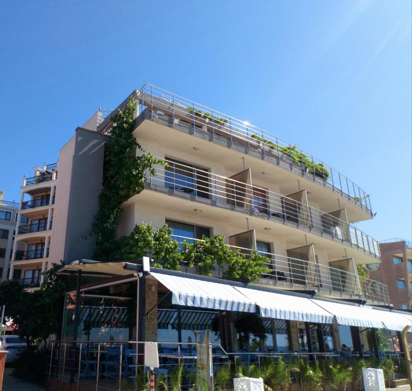 un edificio con un balcón con plantas. en Prado Beach, en Sunny Beach