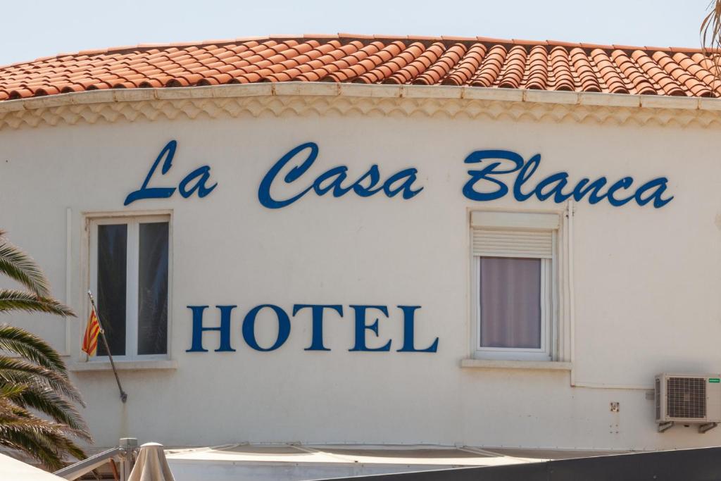 een hotelbord aan de zijkant van een gebouw bij Hotel La Casa in Le Barcarès