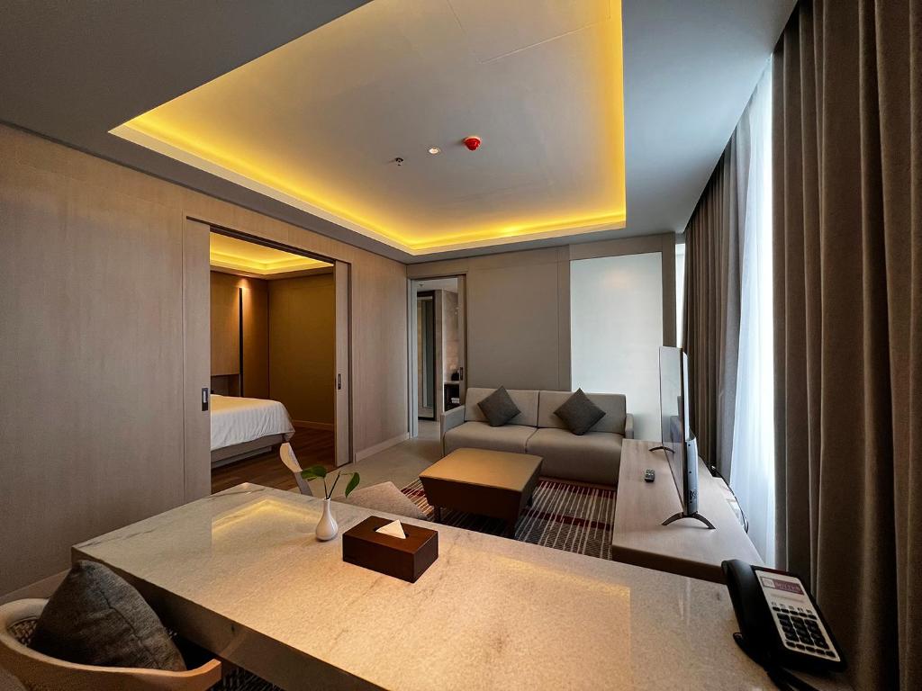 Postel nebo postele na pokoji v ubytování Ra Suites Simatupang