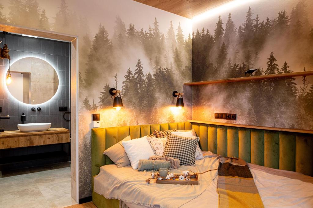 sypialnia z łóżkiem i ścianą z drzewami w obiekcie Biały Las w mieście Białka Tatrzanska