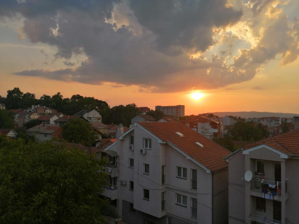 Východ nebo západ slunce při pohledu z apartmánu nebo okolí