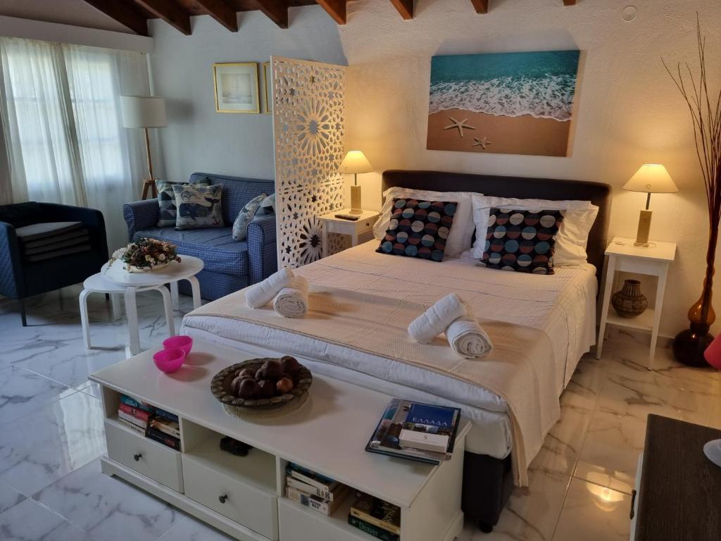 sypialnia z dużym łóżkiem i kanapą w obiekcie VILLA TELLINA w mieście Skiatos
