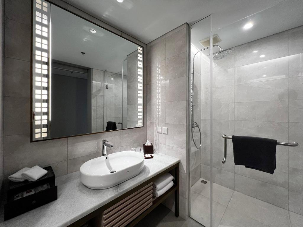 Koupelna v ubytování Ra Suites Simatupang
