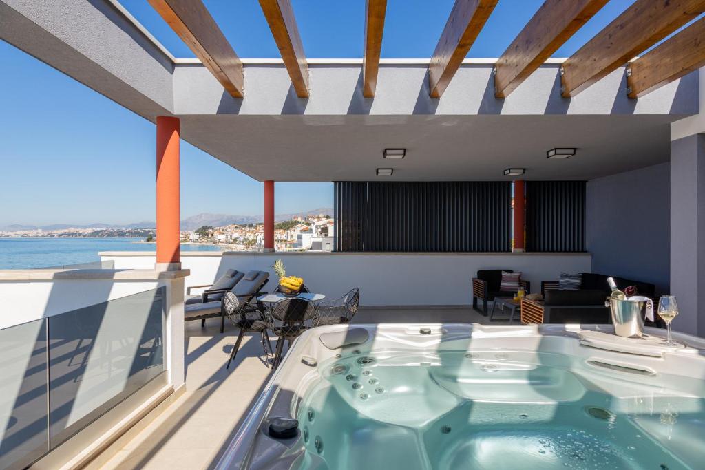 eine Whirlpool-Badewanne auf dem Balkon eines Hauses in der Unterkunft VIPo Prestige Apartments in Podstrana