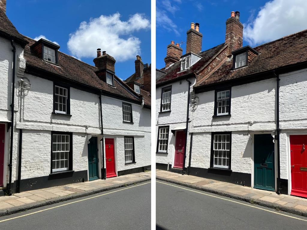 twee witte gebouwen met rode deuren op een straat bij 7 Church Lane in Lymington