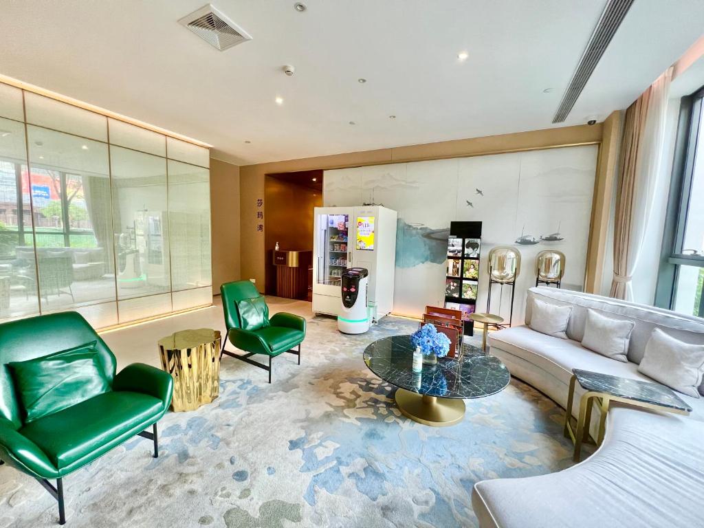 a living room with a couch and a table and chairs at Sincere Residence Changfeng - Changfeng Ecological Business District - Near Exit 3 of Changfeng Park Station on Subway Line 15 in Shanghai