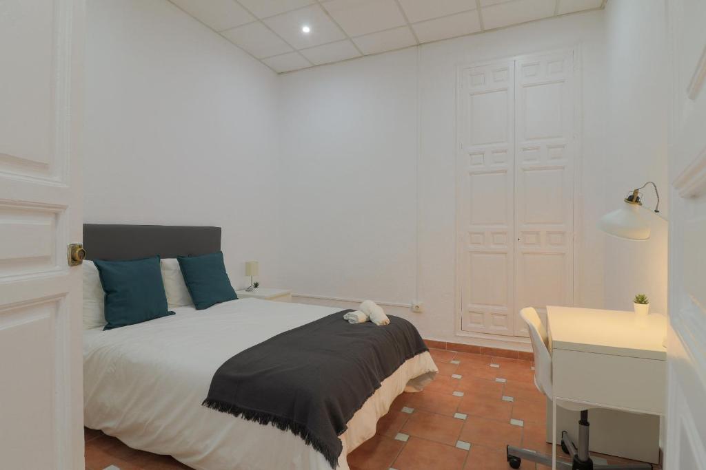 Posteľ alebo postele v izbe v ubytovaní C67 - Shiny 6 Bedrooms in Plaza de la Merced