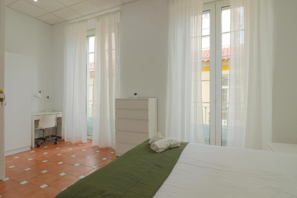 Posteľ alebo postele v izbe v ubytovaní C67 - Shiny 6 Bedrooms in Plaza de la Merced