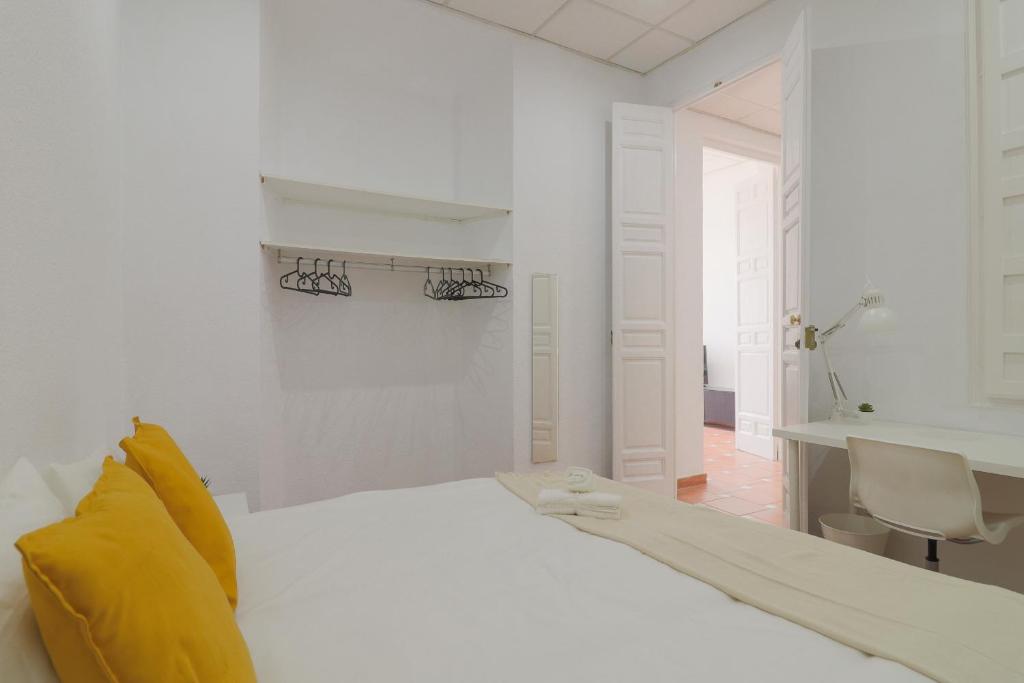 Posteľ alebo postele v izbe v ubytovaní C67 - Shiny 6 Bedrooms in Plaza de la Merced