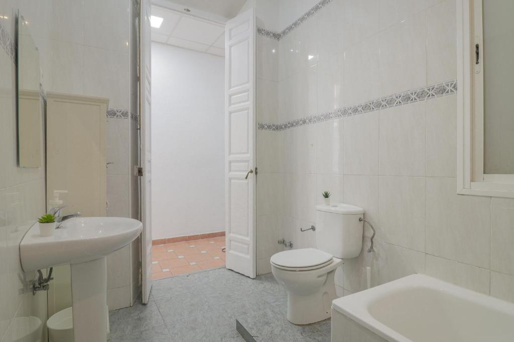 Kúpeľňa v ubytovaní C67 - Shiny 6 Bedrooms in Plaza de la Merced