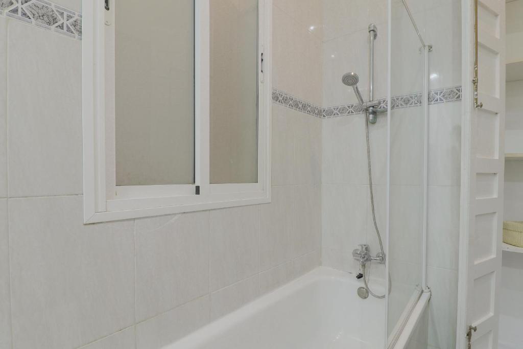 Kúpeľňa v ubytovaní C67 - Shiny 6 Bedrooms in Plaza de la Merced