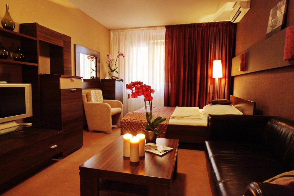 Postel nebo postele na pokoji v ubytování City Hotel Nitra with free parking