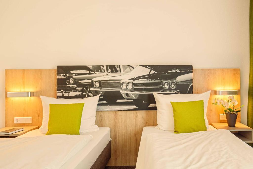 Postel nebo postele na pokoji v ubytování Highway Hotel