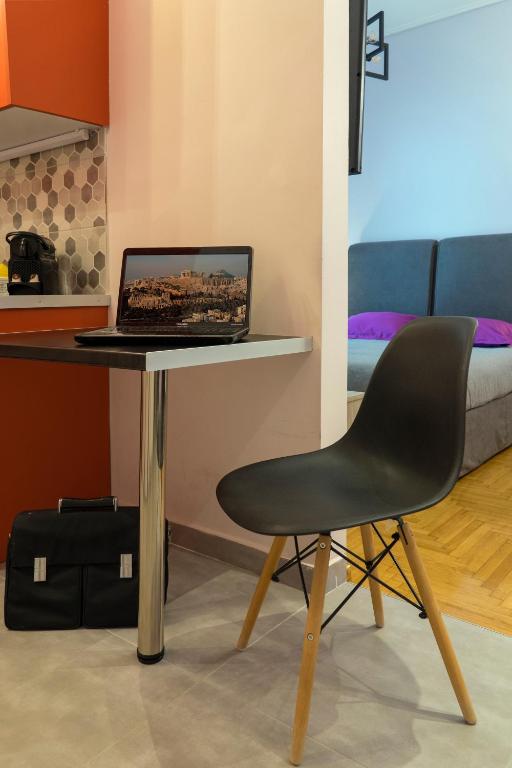Televízia a/alebo spoločenská miestnosť v ubytovaní Stylish Modern Studio in the Heart of Athens