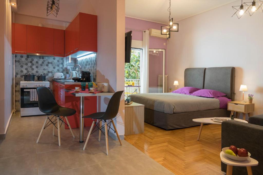 アテネにあるStylish Modern Studio in the Heart of Athensのベッド、キッチン、リビングルームが備わります。
