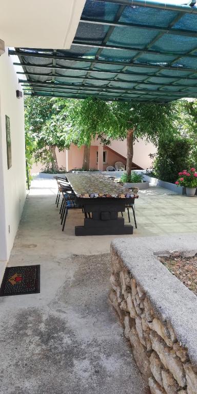 Patio lub wspólna przestrzeń na świeżym powietrzu w obiekcie Kuća za odmor MANA