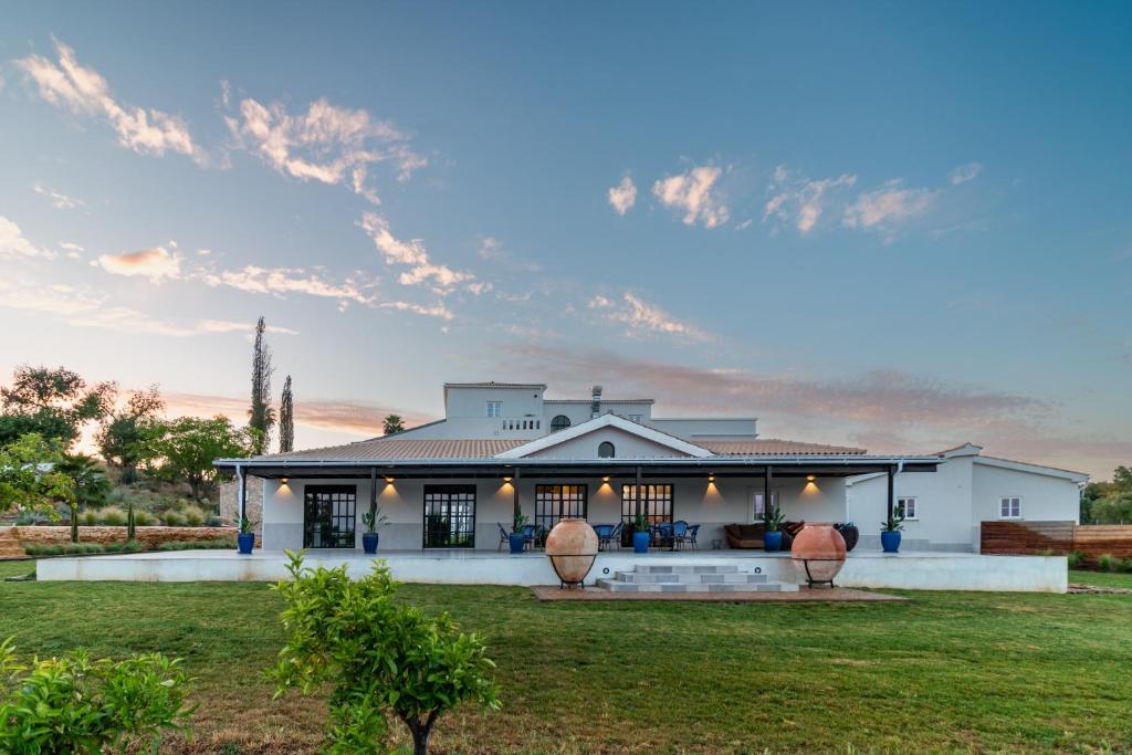 una gran casa blanca con patio en Solar Alvura Wellness Hotel, en Moncarapacho