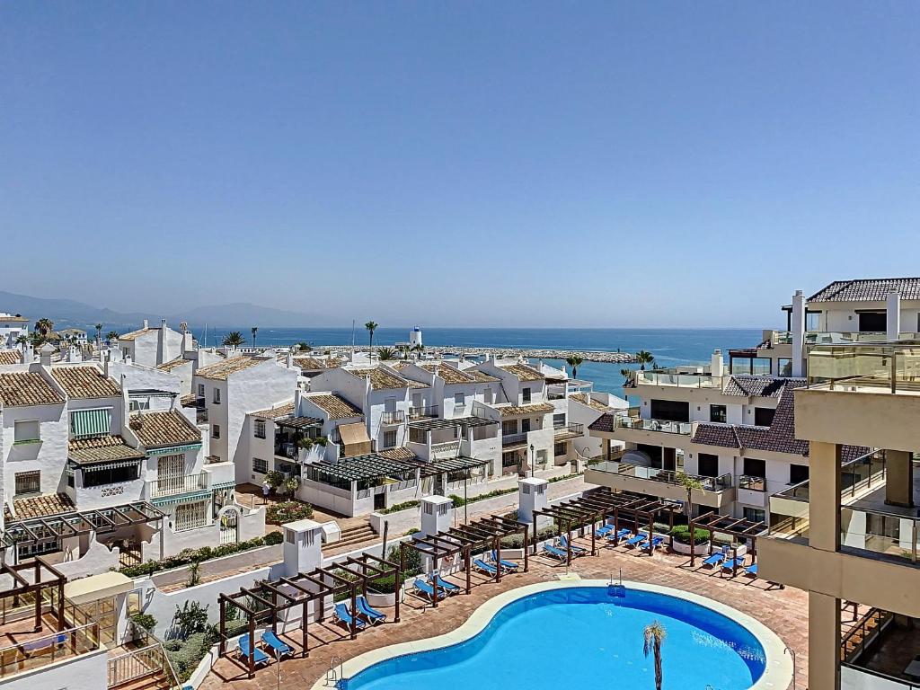 Vista de la piscina de Lovely apartment with pool & sea views - Marina Del Castillo 2129 o alrededores