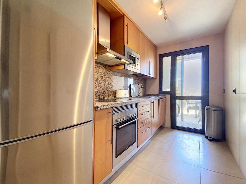 A kitchen or kitchenette at Lovely apartment with pool & sea views - Marina Del Castillo 2129