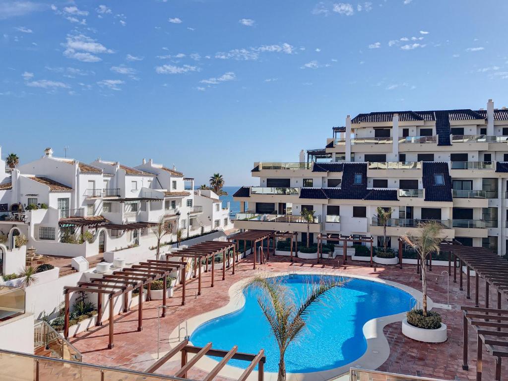 Изглед към басейн в Lovely apartment with pool & sea views - Marina Del Castillo 2129 или наблизо