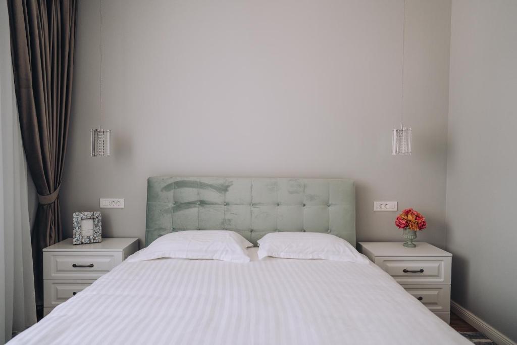 GOLD Suites - One-Bedroom Apartment