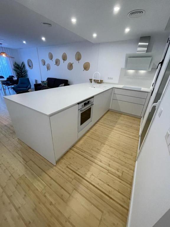 Kuchyň nebo kuchyňský kout v ubytování Denia, apartamento a estrenar con jardín privado, piscina y vistas al mar