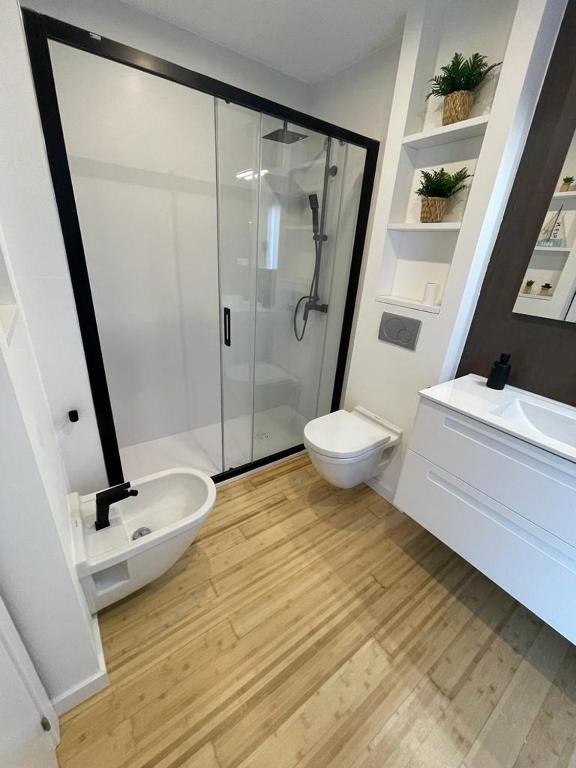 Koupelna v ubytování Denia, apartamento a estrenar con jardín privado, piscina y vistas al mar