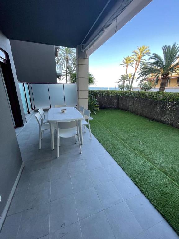 Zahrada ubytování Denia, apartamento a estrenar con jardín privado, piscina y vistas al mar
