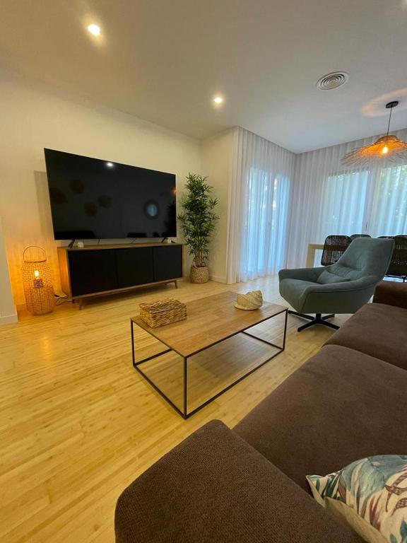 TV a/nebo společenská místnost v ubytování Denia, apartamento a estrenar con jardín privado, piscina y vistas al mar