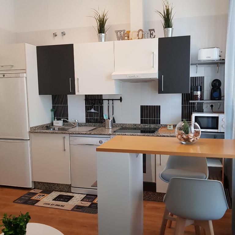 Kuchyň nebo kuchyňský kout v ubytování ESTUDIO IDEAL 2 EN VIGO PARA VACACIONES Y TRABAJO