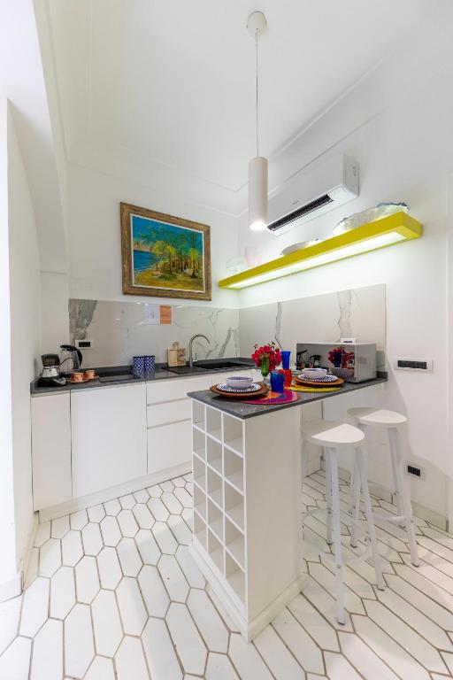 Kuchyňa alebo kuchynka v ubytovaní Suite Apartment Capri con Jacuzzi in Piazzetta