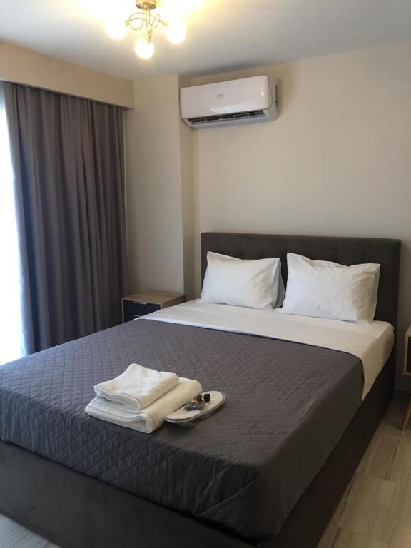 Postel nebo postele na pokoji v ubytování THOMAS STUDIOS & APARTMENTS PARALIA
