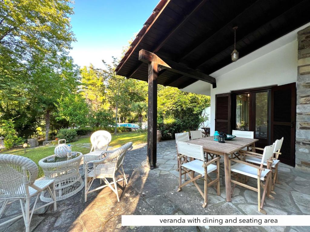 Patio nebo venkovní prostory v ubytování Villa Niovi by halu! Sani Villas