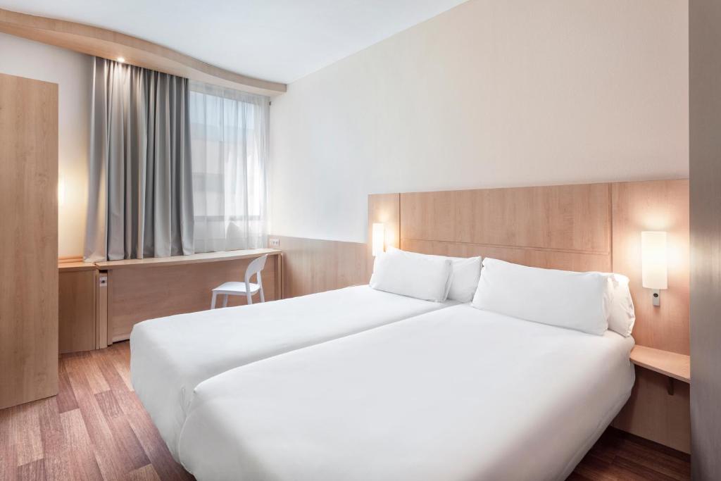 Postel nebo postele na pokoji v ubytování B&B HOTEL Barcelona Mataro