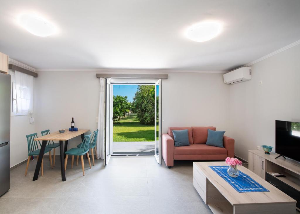 een woonkamer met een bank en een tafel bij Fragiato Apartment in Lefkada