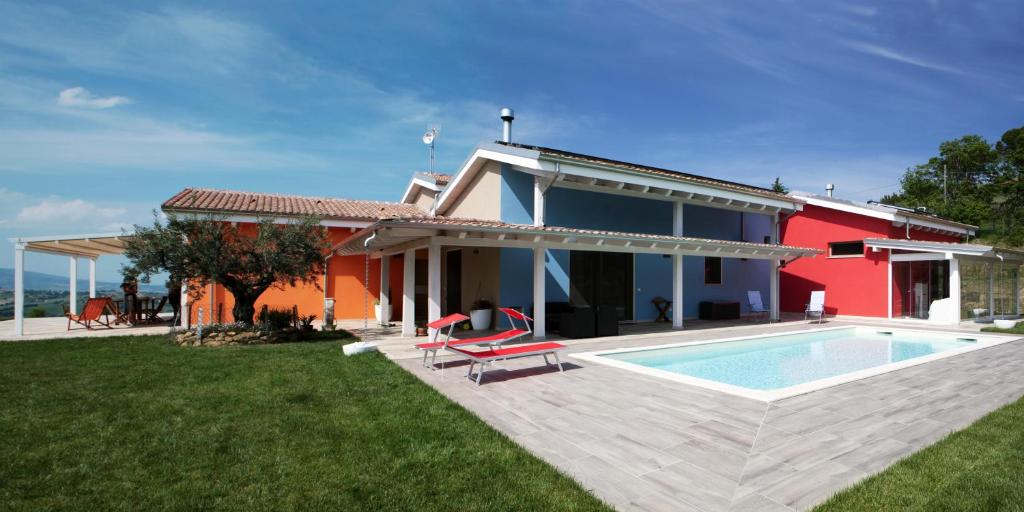 una casa con piscina en el patio en Villa Parruccia, en Tolentino