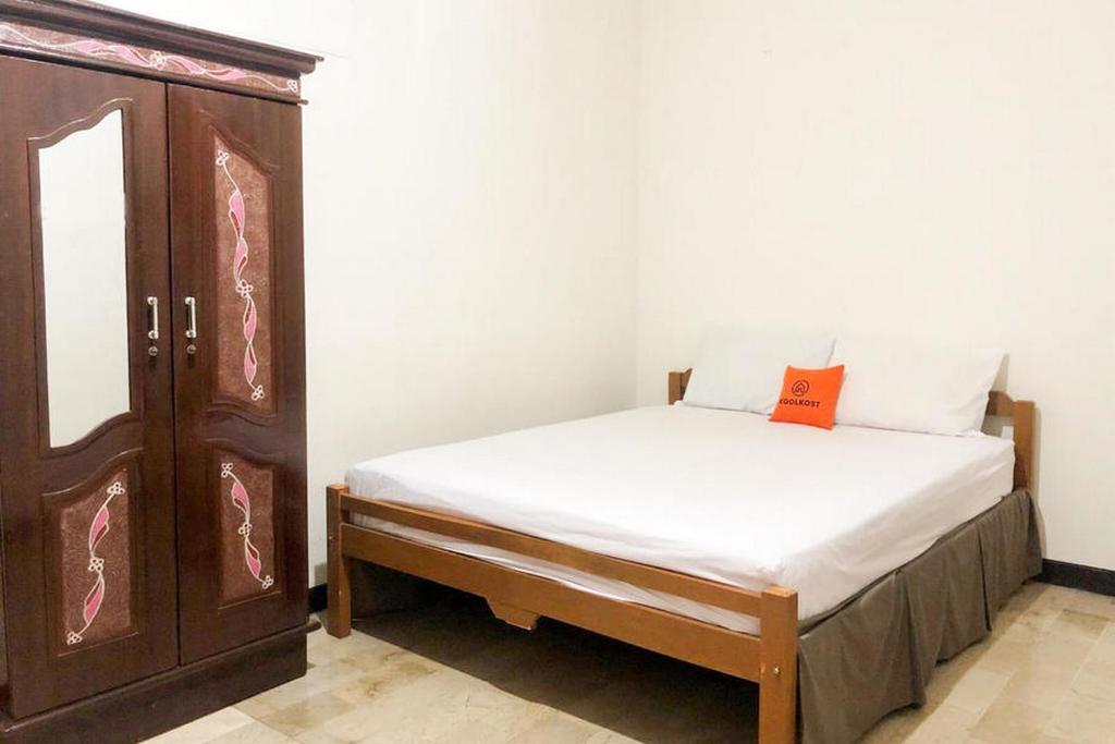 Tempat tidur dalam kamar di KoolKost near Universitas Wijaya Kusuma (Minimum Stay 30 Nights)