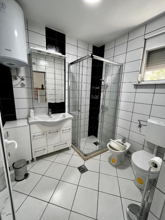 Koupelna v ubytování Apartments Apartmani Bojana